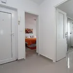 Διαμέρισμα Tolles Mit Moderner Einrichtung Nur 300 Meter Ins Zentrum Von Ρόβινι