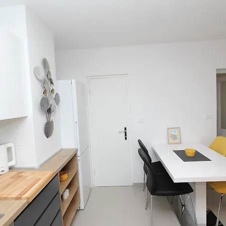 Apartment Tolles Mit Moderner Einrichtung Nur 300 Meter Ins Zentrum Von *