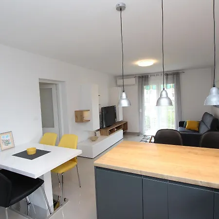 Apartment Tolles Mit Moderner Einrichtung Nur 300 Meter Ins Zentrum Von *