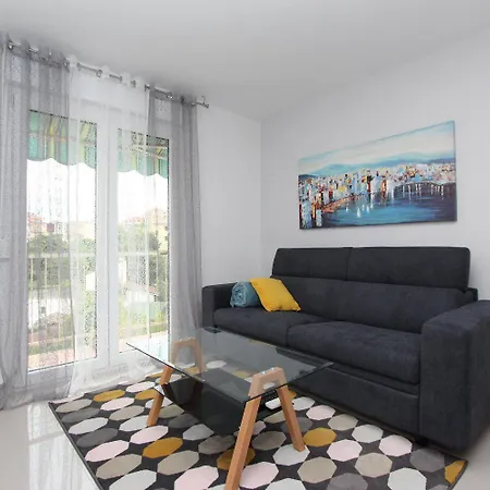 Apartment Tolles Mit Moderner Einrichtung Nur 300 Meter Ins Zentrum Von