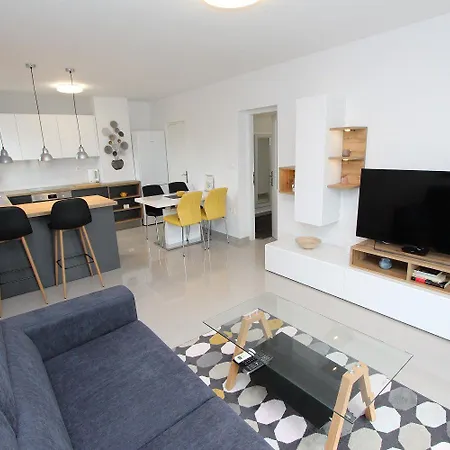 Tolles Mit Moderner Einrichtung Nur 300 Meter Ins Zentrum Von Apartment
