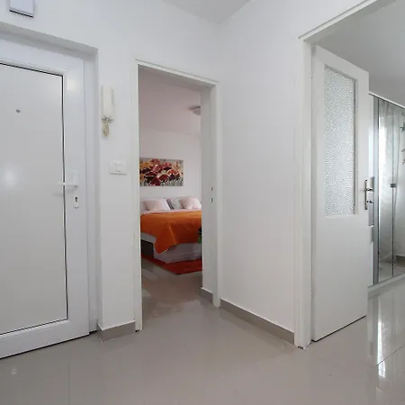 Apartment Tolles Mit Moderner Einrichtung Nur 300 Meter Ins Zentrum Von Rovinj