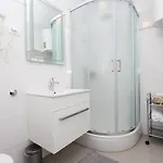 Tolles Mit Moderner Einrichtung Nur 300 Meter Ins Zentrum Von ロヴィニ